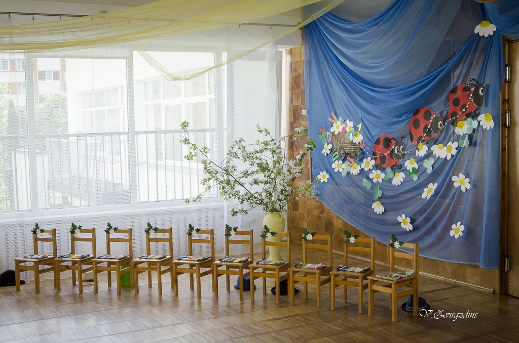 Citāds izlaidums. Šogad izlaidumi izglītības iestādēs būs citādāki, nekā ierasts. Dokumentus par skolas vai bērnudārza beigšanu pasniegs šaurā lokā, lielākoties bez bērnu vecākiem un citiem sveicējiem.
Autors: Valda Zvirgzdiņa foto