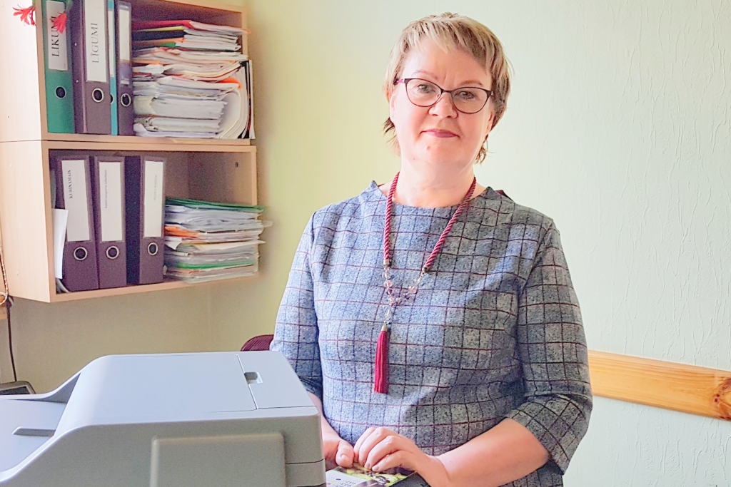 Ikdienišķā vide. Neretiete Ineta Ziedāne — sievišķīgi eleganta starp skaitļiem un dokumentiem.