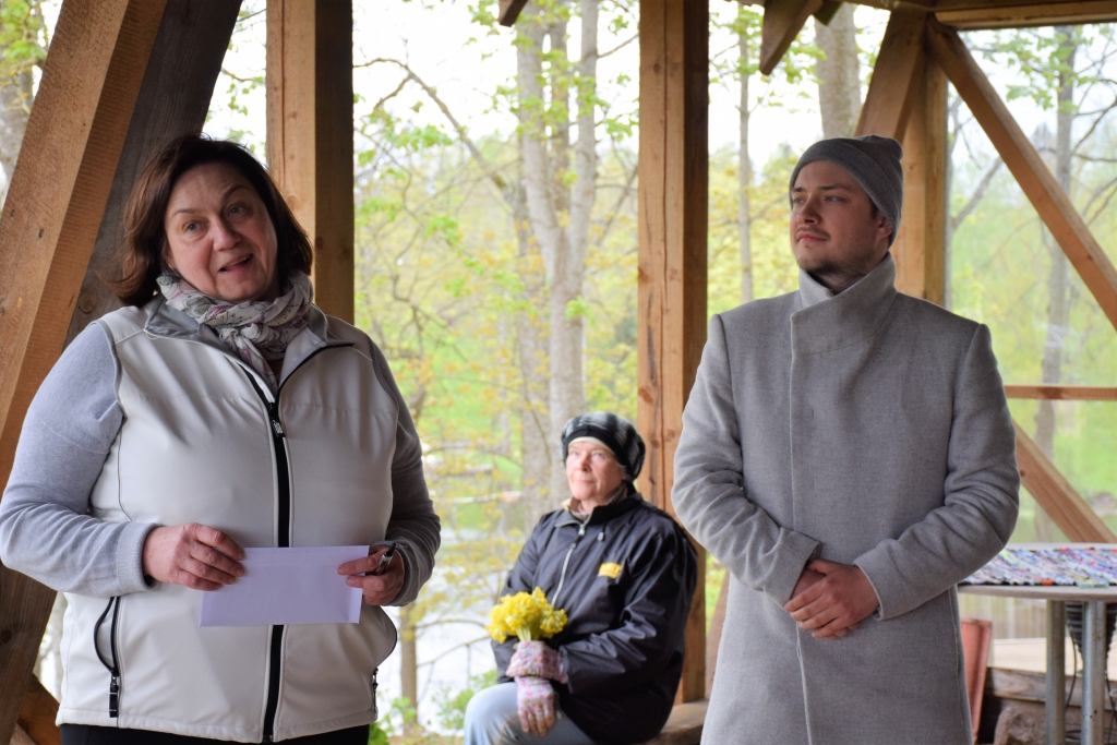 Visiem pieejama no jūnija. Ar spēli iepazīstina biedrības “Pērses krasts” vadītāja Ita Lejiņa un viens no tās veidotājiem Mārtiņš Līcis. Dienā, kad notika spēles iepazīšanas akcija, to varēja izmēģināt bez maksas. Ikvienam lietotājam tā būs pieejama no jūnija, taču būs par maksu. Lai varētu sākt spēlēt, būs jāsazinās ar spēles administratoru, kas iedos piekļuves kodu.
Autors: autores