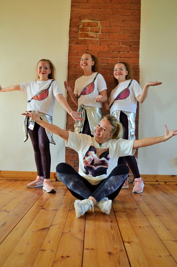 VEIKSMĪGAIS TRIO. No kreisās — Ramona, Adele un Rebeka. Priekšā — 
grupas vadītāja Tatjana.
Autors: no “Dancing Crystal”