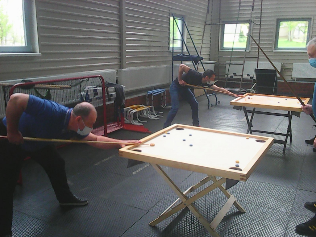 Spēlē droši. Ievērojot visus drošības pasākumus, aizvadīta Neretas pagasta atklātā novusa čempionāta trešā kārta.
Autors: no Imanta Silava albuma