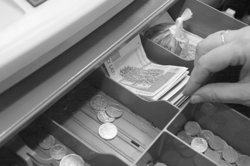 Darba samaksa ir darbiniekam regulāri izmaksājamā atlīdzība par darbu, kura ietver algu un normatīvajos aktos, darba koplīgumā vai līgumā noteiktās piemaksas, kā arī prēmijas un jebkuru cita veida atlīdzību par paveikto, teikts Darba likumā.
Autors: Dainis Ģelzis