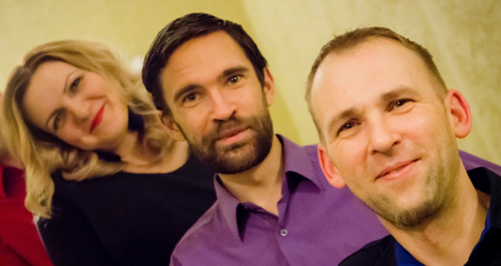 Turas “Priekšnama” topā. Projekta “5 Jāņi” dziesma “La, la, la” ar Aināra Uzulnieka tekstu un mūziku maijā iekļuvusi radio “SWH” jaunās mūzikas raidījuma “Priekšnams” topā un šobrīd ir pirmajā trijniekā. Topu veido klausītāju balsojums, tāpēc, lai dziesma topā noturētos pēc iespējas ilgāk, jaunajiem mūziķiem nepieciešams klausītāju atbalsts. Dziesma, kura iegūst vairāk un augstākas vietas topā mēneša laikā, kļūst par mēneša favorītdziesmu un nokļūst kādā no radio “SWH” staciju plejlistēm. Piesakot dziesmu, tā autors raksta: “Dziesmā ir nedaudz ironijas par mīlestību, tomēr tā noteikti atspoguļo grupas dalībnieku garastāvokli pasākumos un sadzīvē.”
Autors: no grupas albuma