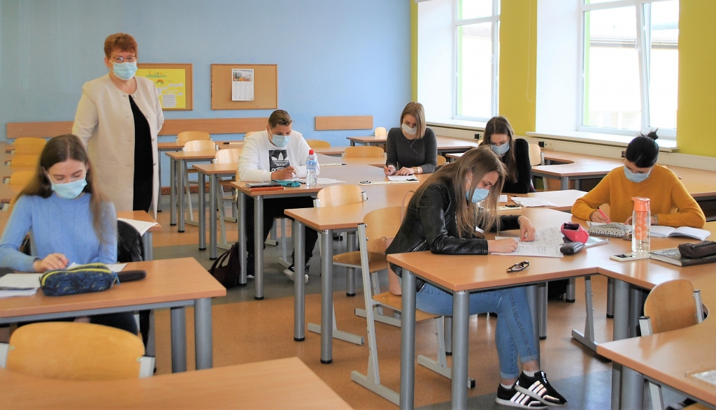 LABI ATGRIEZTIES SKOLĀ — atzīst Pļaviņu novada ģimnāzijas skolotāji un 12. klases skolēni, kas klātienes konsultācijās gatavojas eksāmeniem. Lai arī maskās un ievērojot distanci, viņi ir priecīgi, ka var satikt klasesbiedrus un izrunāt visus neskaidros mācību jautājumus.