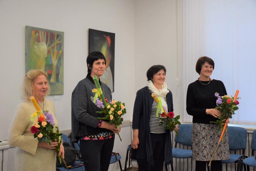 Mini nu! Radošās apvienības “Bez rāmjiem” mākslinieču Valentīnas Lases (no kreisās), Aijas Ozoliņas, Ināras Plakanes un Mudītes Kaličus izstādi “Minējumi” Skrīveru kultūras centrā varēs apskatīt vismaz mēnesi.