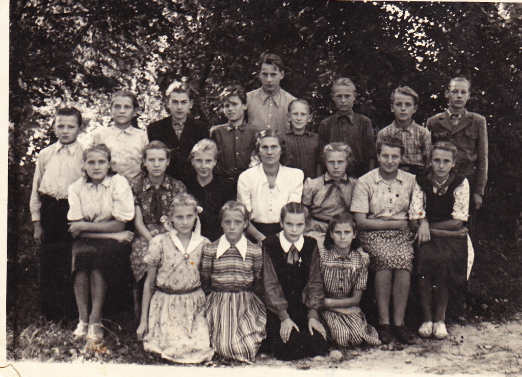 VIETALVAS KAĻVENCU SKOLAS SKOLĒNI AR SKOLOTĀJU. 50. gadi.
Autors: no autores albuma