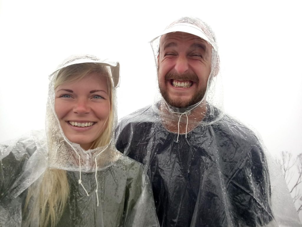 ZILAJOS KALNOS. Līst  lietus, un velkam lietusmēteļus. Redzējām tikai miglu.
Autors: no ceļotāju albuma