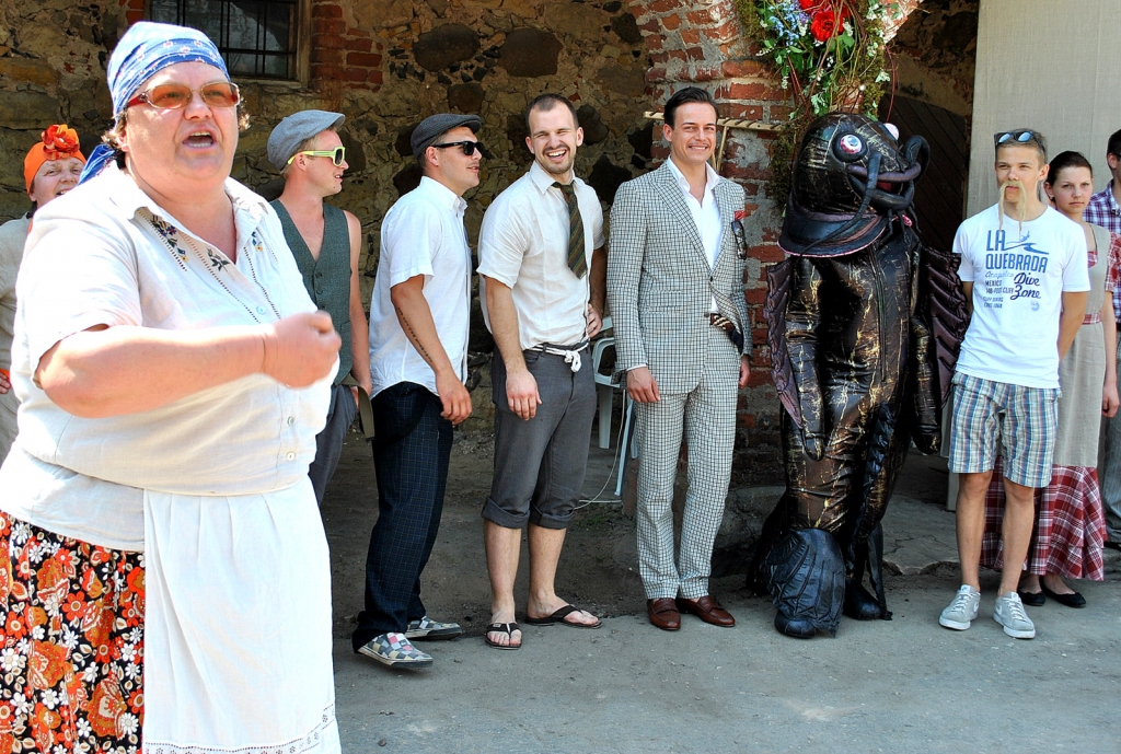 Kokneses kultūras nama vadītāja Inguna Strazdiņa kolektīvu vadītājiem piedāvā rīkot pasākumus māju pagalmos.
Autors: no “Staburaga” arhīva