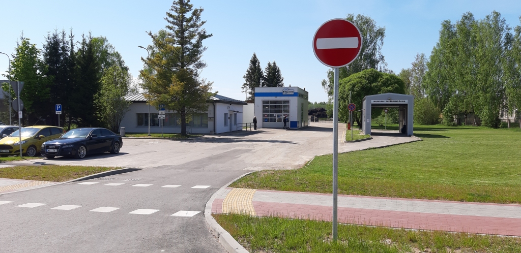 Viltīgā zīme. Iebraukšanas aizlieguma zīmi pie CSDD Aizkraukles nodaļas var ieraudzīt tikai tad, kad autovadītājs jau sācis nogriešanās manevru. Ko darīt? Stumties atpakaļ uz ielas vai pārkāpt noteikumus, neizpratnē autovadītāji.