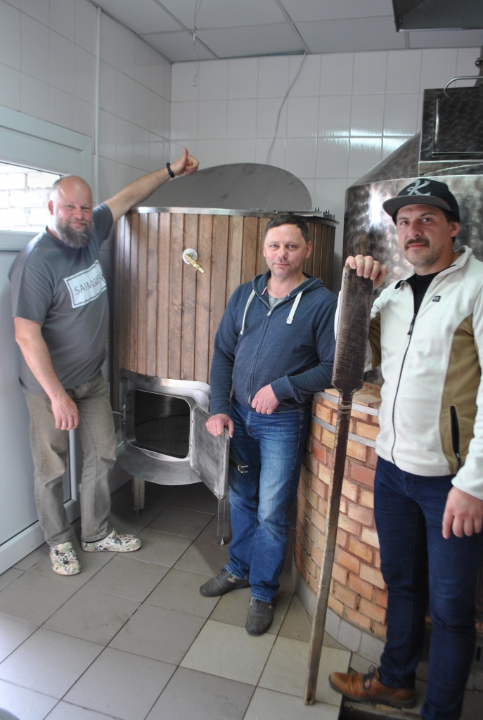 RAŽOŠANA ATTĪSTĀS. No kreisās — Mārtiņš Kazradzis, Mārtiņš Daģis un Agris Mežmalis, un maisāmā koka mente viņa rokās jau kļuvusi par vēsturi.