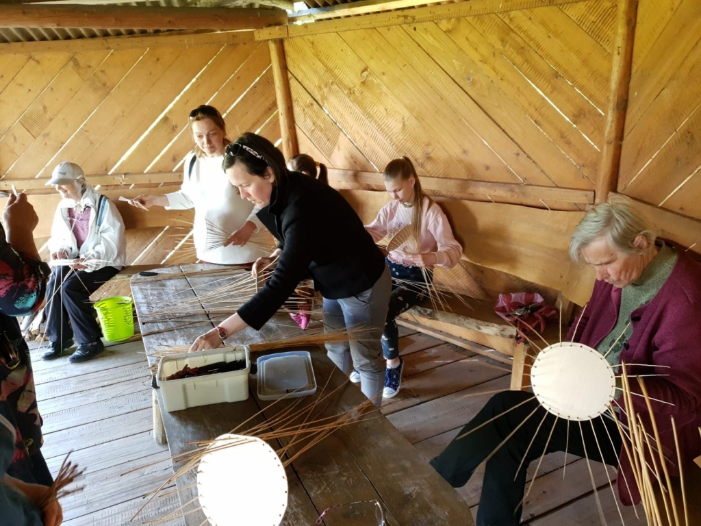 Apgūst jaunas prasmes. Trīs stundu laikā tapa meistardarbnīcas dalībnieku pirmie groziņi.
Autors: no Ž. Miezītes albuma