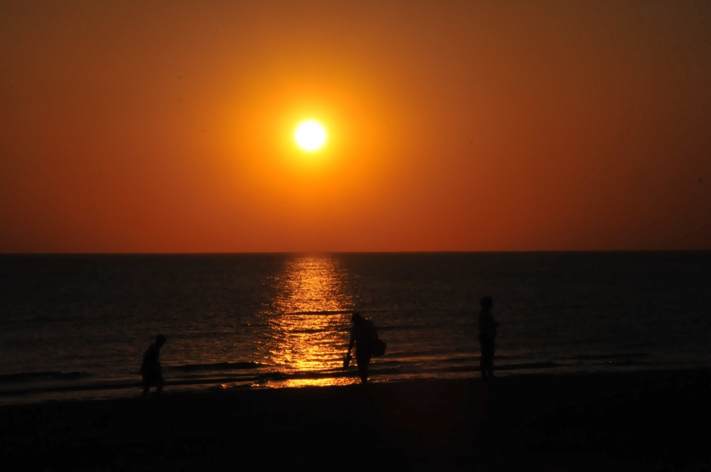 Diagnoze “vēzis”, gluži tāpat kā sēras, ir jāizdzīvo. Taču būtiski, lai šis laiks, kad cilvēks jūtas raudulīgs, staigā kā pa miglu un dzīvi redz tikai drūmos toņos, neilgst vairāk par trim nedēļām. Psihoemocionālais noskaņojums ir viens no veiksmīgas ārstēšanas pamatpostulātiem. Nevar izārstēt cilvēku, kurš domās, ka viņa dzīvei ir beigas.
Autors: Dainis Ģelzis