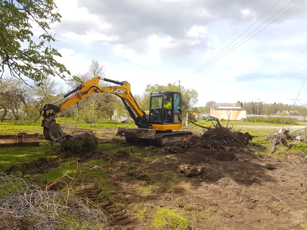 TOP PĀRMAIŅAS Pļaviņu Mākslas skolas dārzā.