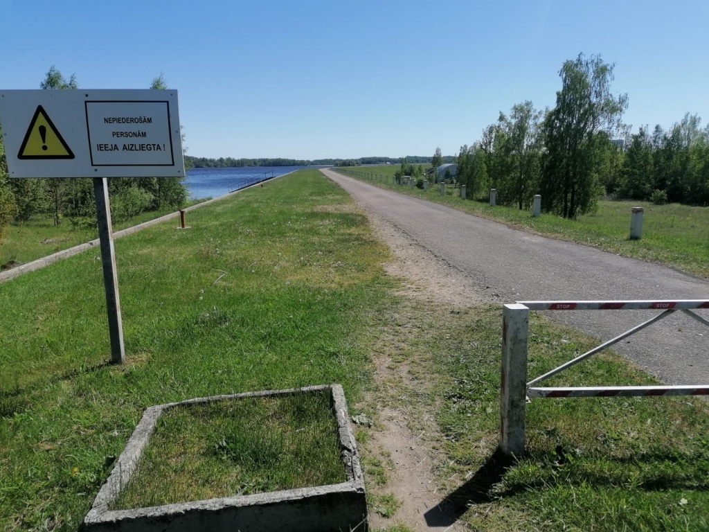 Staigāt drīkst. Neraugoties uz barjeru un zīmēm, ievērojot drošības noteikumus, cilvēki pa dambi drīkst pastaigāties.