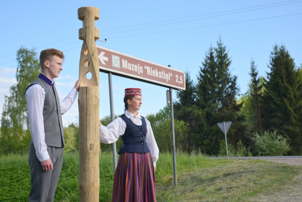 Norāde un atskaites vieta. Viena no biedrības “1836” veidotajām Leišmalītes ceļa norādēm uz muzeju “Riekstiņi” Neretā.