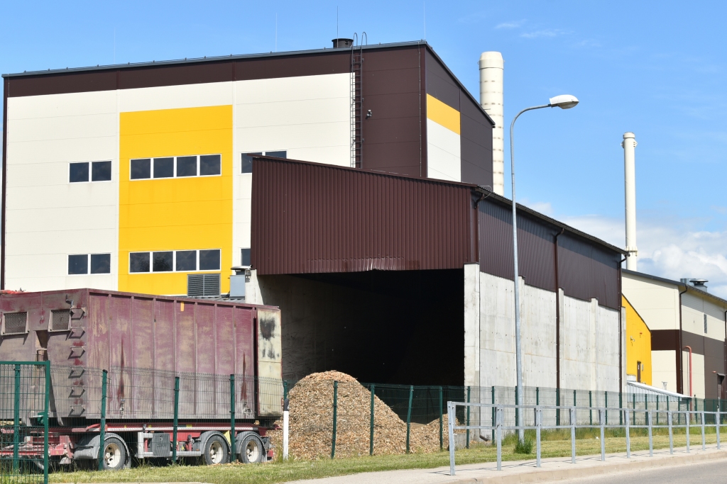 SIA “Seces koks” ar šķeldu saražoto siltumenerģiju šobrīd “Aizkraukles siltumam” spēj piegādāt par 30% lētāku nekā iepriekšējā piecu gadu periodā. Kā tas ietekmēs galatarifu, pēc kura Aizkraukles iedzīvotājiem tiek aprēķināta maksa par apkuri un ūdens uzsildīšanu, pagaidām gan vēl nav zināms, bet cerams, ka tas tomēr kaut nedaudz samazināsies.