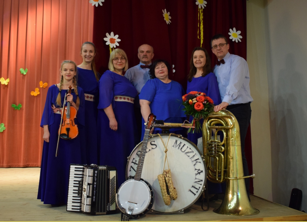 Pār trejdeviņi novadiņi saulgriežu vakarā dziesmas izdziedās kapela “Aizezeres muzikanti”.