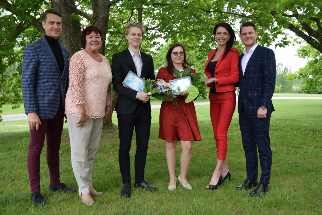 Viļņa Plūmes piemiņas stipendiju pIešķir apdāvinātāko Aizkraukles jauniešu izglītošanai labākajās Latvijas augstskolās, tādējādi palielinot pilsētas un novada iespējas nākotnē iegūt augsta līmeņa speciālistus. Viļņa Plūmes ģimene kopā ar stipendiātiem: (no kreisās) Māris un Sarmīte Plūmes, stipendiāti Kristers Kokars un Veronika Kareva, kā arī Ramona Salmiņa un Artūrs Plūme.
Autors: Agita Grīnvalde-Iruka