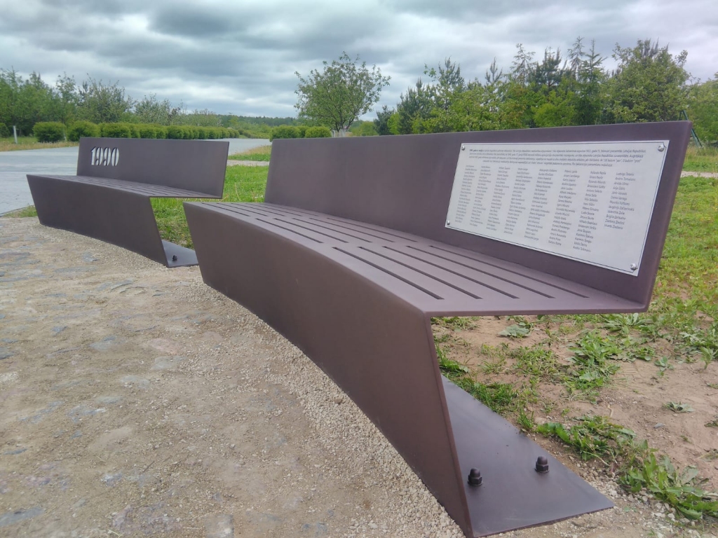 Likteņdārzā, Koknesē, izveidotās piemiņas vietas soli un plāksnītes izgatavotas Edgara Saučuka metāldizaina uzņēmumā “Saučuks”. Piemiņas vietu, kas veltīta Latvijas valsts dibinātājiem un neatkarības atjaunotājiem, plānots atklāt šī gada 23. augustā, taču apskatīt to jau var tagad.
Autors: Linda Galino