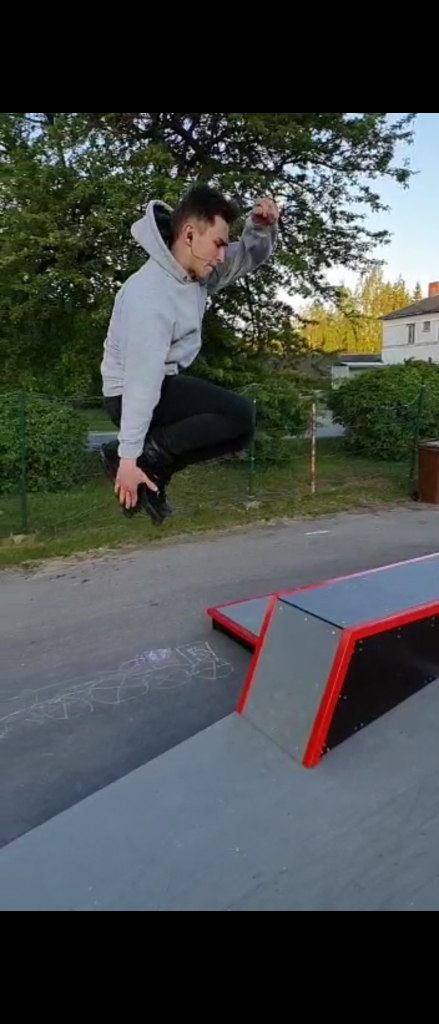 Skeitparks iemēģināts! Jauno infrastruktūru izmēģināja Krists Bitenbinders, kurš jau septiņus gadus brauc ar ekstrēmajām skrituļslidām.
Autors: no personīgā albuma