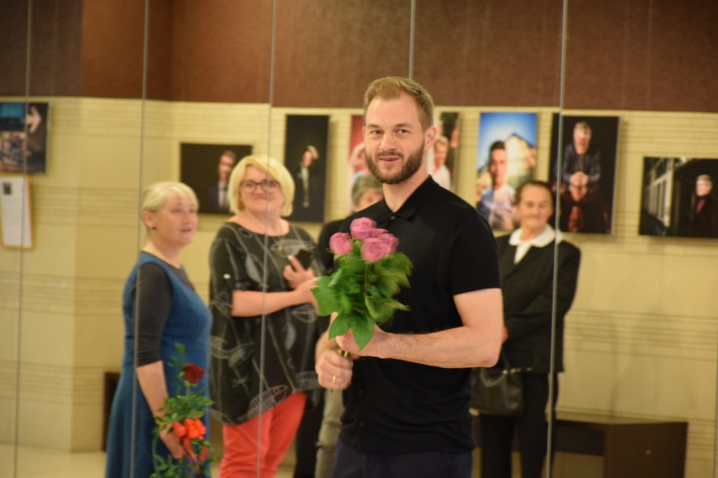 Kritisks pret savu darbu. Neraugoties uz divdesmit gadu pieredzi fotogrāfēšanā, Laurim šī bija pirmā personāl­­izstāde.