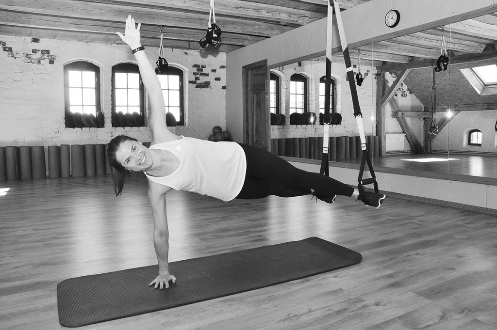 Vienu un to pašu vingrinājumu var izpildīt gan ļoti lēni, mierīgi, gan augstā pulsa frekvencē. Ja bijušas traumas, mugurkaula problēmas, to iespējams atvieglināt, bet augstas klases sportistiem — apgrūtināt.