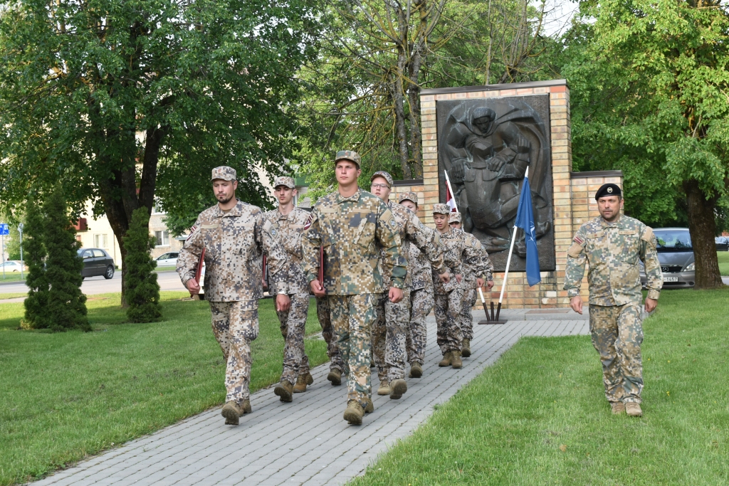 Zvērests nodots. Desmit jaunie Zemessardzes 55. kājnieku bataljona zemessargi Aizkrauklē, pie stēlas “Lāčplēša cīņa”.