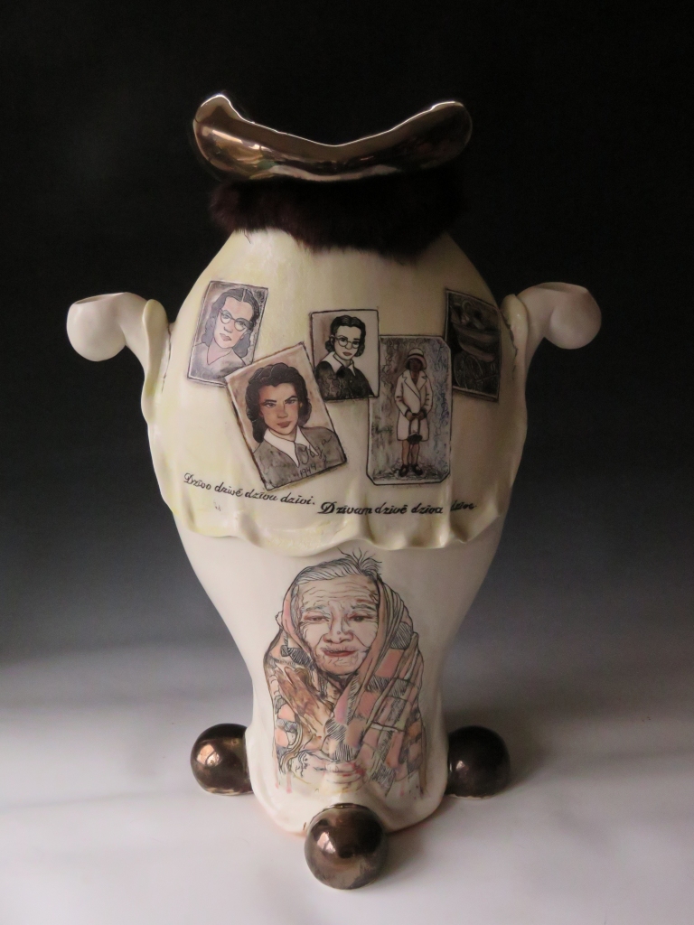 Veltījums mammai. Šī porcelāna vāze veltīta Ingūnas Skujas mammai Ilgai Skujai. Tās vienā pusē ir  mammas fotogrāfijas no dažādiem dzīves posmiem.
Autors: no Ingūnas Skujas personīgā arhīva