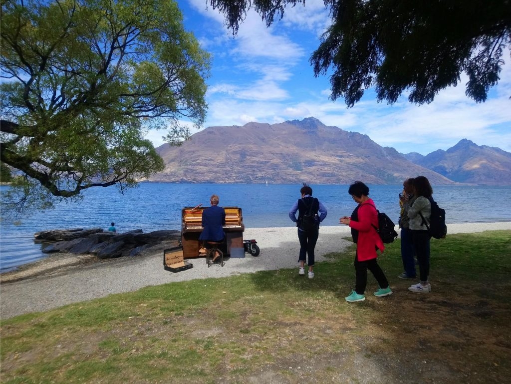 KLAVIERKONCERTS EZERMALĀ.
Autors: no ceļotāju albuma