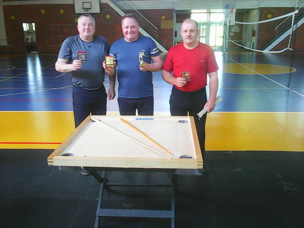 Uzvarētāji! Neretas pagasta pirmā atklātā novusa čempionāta godalgoto vietu ieguvēji: (no kreisās) Juris Budris, Laimonis Klimovičs un Aleksis Smirnovs.
Autors: no I. Silava albuma