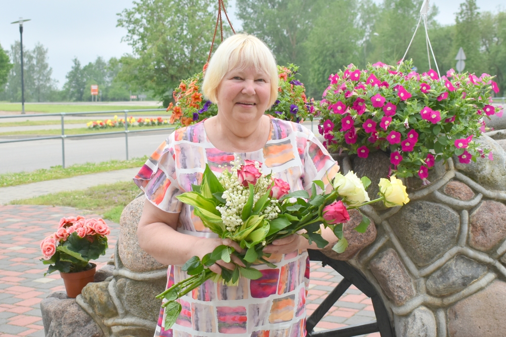 Ar kolēģu dāvātajiem ziediem. Jubilāre Maruta Možeika.