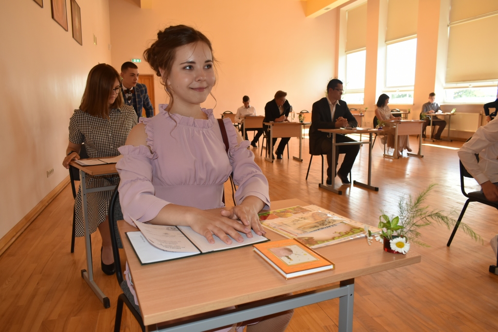 IEVĒRO DROŠĪBAS PASĀKUMUS. Aizkraukles novada vidusskolas 9. klases izlaidumā skolas zālē katrs audzēknis sēdēja pie sava galdiņa, bet tas nemazināja pasākuma sirsnīgumu. Prieks par pamatizglītības iegūšanu un iespēju būt kopā ar klasesbiedriem izlaidumā ir arī 9. klases absolventei Anastasijai Kovaļovai.