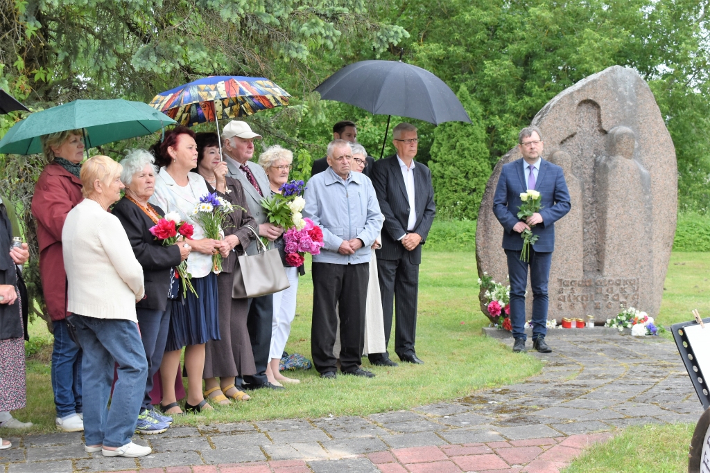 Pie piemiņas akmens Kokneses dzelzceļa stacijas laukumā ar ziediem un svecītēm rokās pulcējās represētie un viņu tuvinieki no Kokneses un Bebriem.