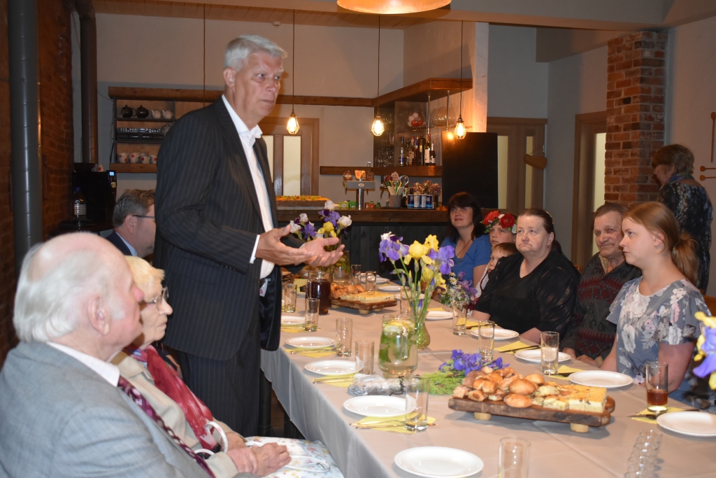 No idejas līdz projektam. Brīvības pieminekļa izgaismošanas fonda vadītājs Valdis Zatlers Koknesē notikušās ziedojumu akcijas noslēguma pasākuma dalībniekiem stāsta, kā fondam klājies pusotra gada laikā, kopš radusies ideja par pieminekļa izgaismošanas projektu.