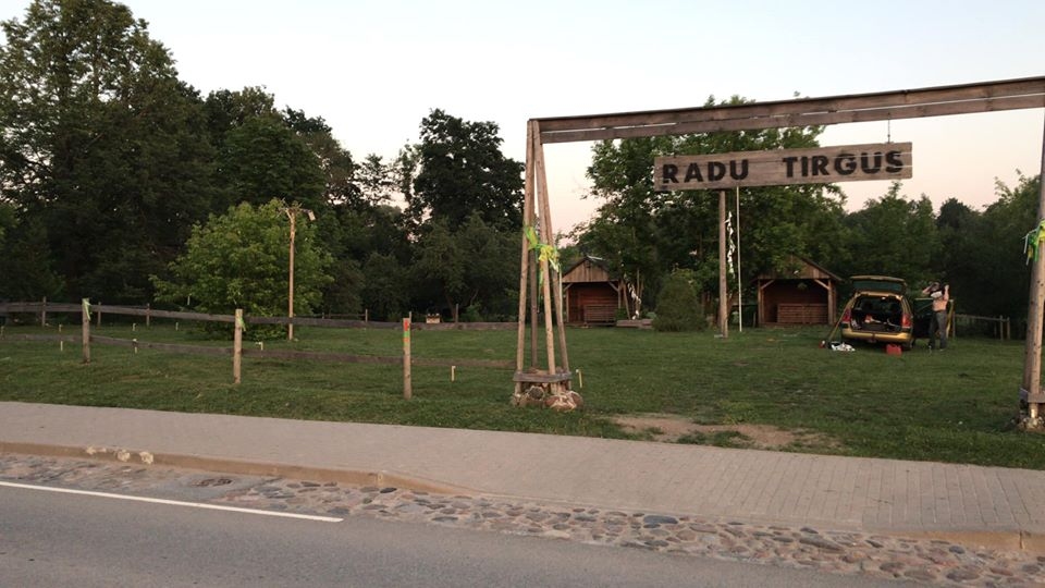 Jaunjelgavā notiekošais “Radu tirgus” kļuvis ne tikai par vietu, kur vienkārši pirkt un pārdot, tas tiek vērtēts kā tūrisma objekts, kas piesaista pilsētai jaunus apmeklētājus.
Autors: no “Radu tirgus”