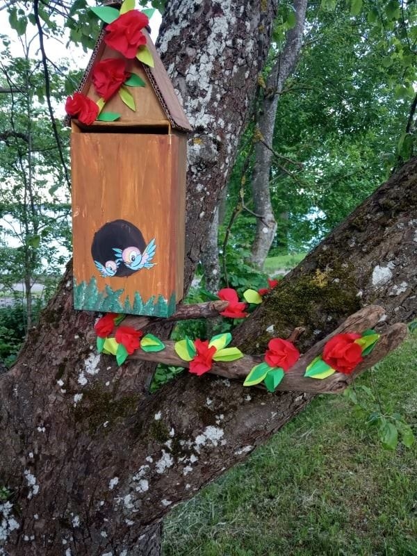 Vēstules strazdu būrī. Milanas Kolodinskas pastkastītes makets izgatavots no kartona. Tam dots nosaukums “Strazdu būris”, un, ja tā būtu īsta, to varētu stiprināt pie kāda koka.
Autors: no Aizkraukles Mākslas skolas