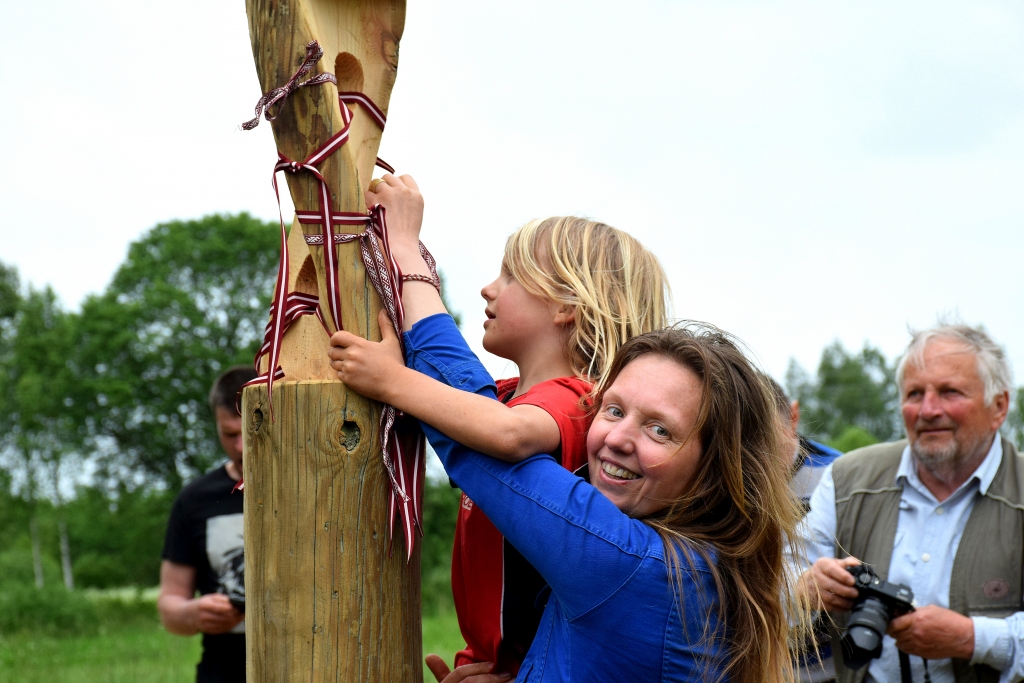 Pilskalnes pagasta Gricgalē, pie Medņu kroga, dzimtas zīmes atklāšanā. Inese Krūze ar vienu no trim bērniem — Austri.