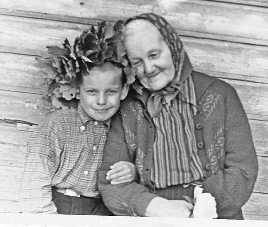 TOREIZ. Mazais Jānis kopā ar vecmāmiņu...
Autors: no ģimenes albuma