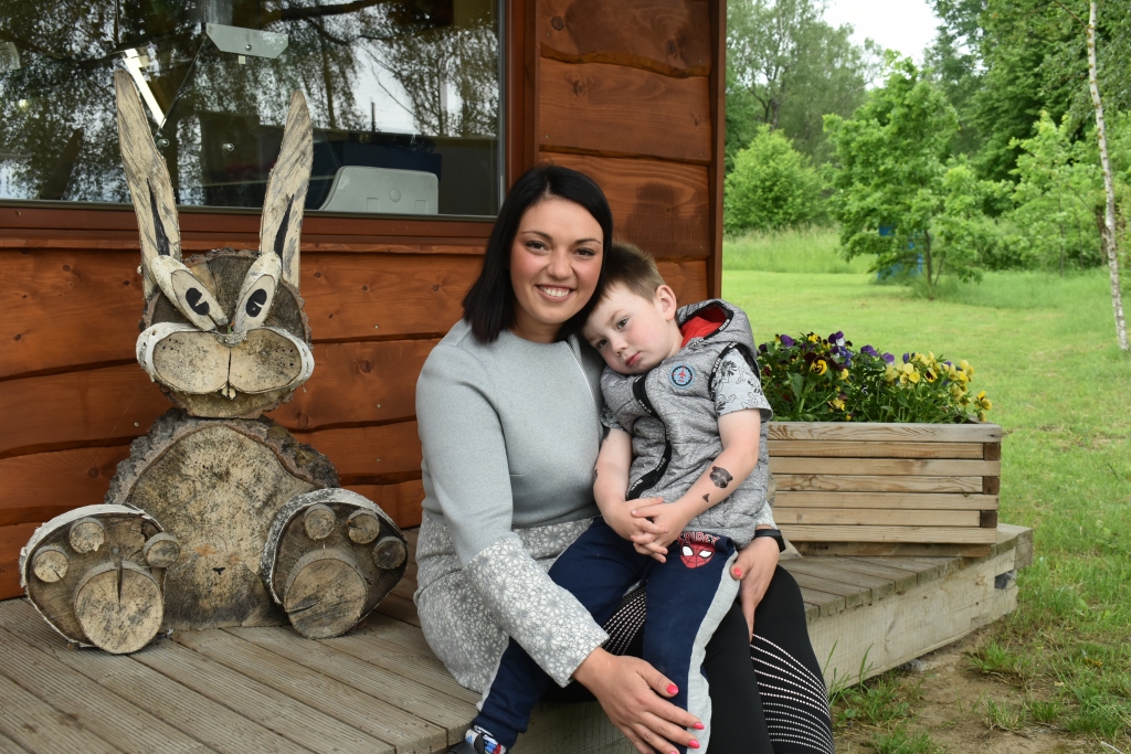 Prieks un lepnums. Mājražošanas uzņēmuma “Kūpiņsala” saimniece koknesiete Līga Zaula kopā ar vecāko dēlu Jēkabu.