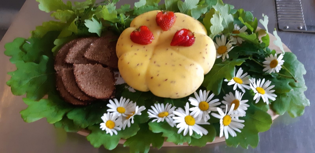 Gards un labi prezentēts. Madaras gatavotais jāņusiers izcēlās ar koši dzelteno toni, jo izmantotas lauku vistu olas.
Autors: no skolas albuma