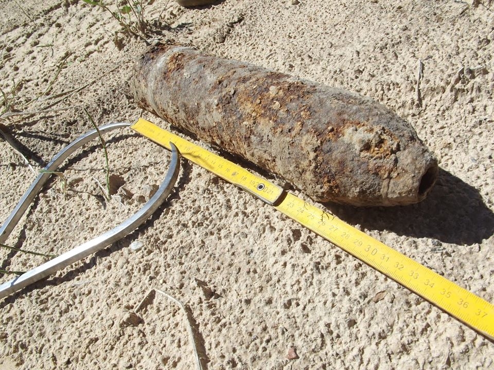 BĪSTAMI! Pļaviņās, veicot rakšanas darbus, strādnieki atrada šādu Pirmā pasaules kara nesprāgušu artilērijas lādiņu.
Autors: no Zemessardzes