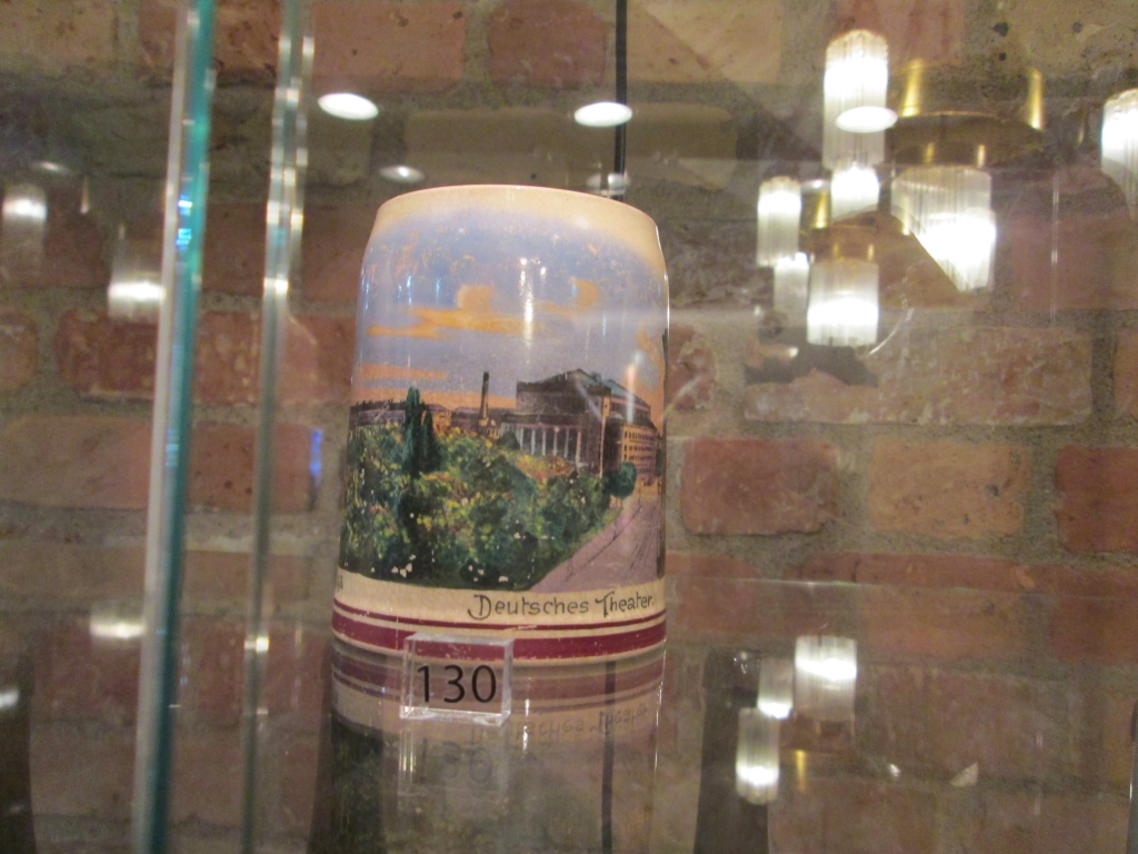 No tāda divkārša bauda dzert. Keramikas alus kauss.