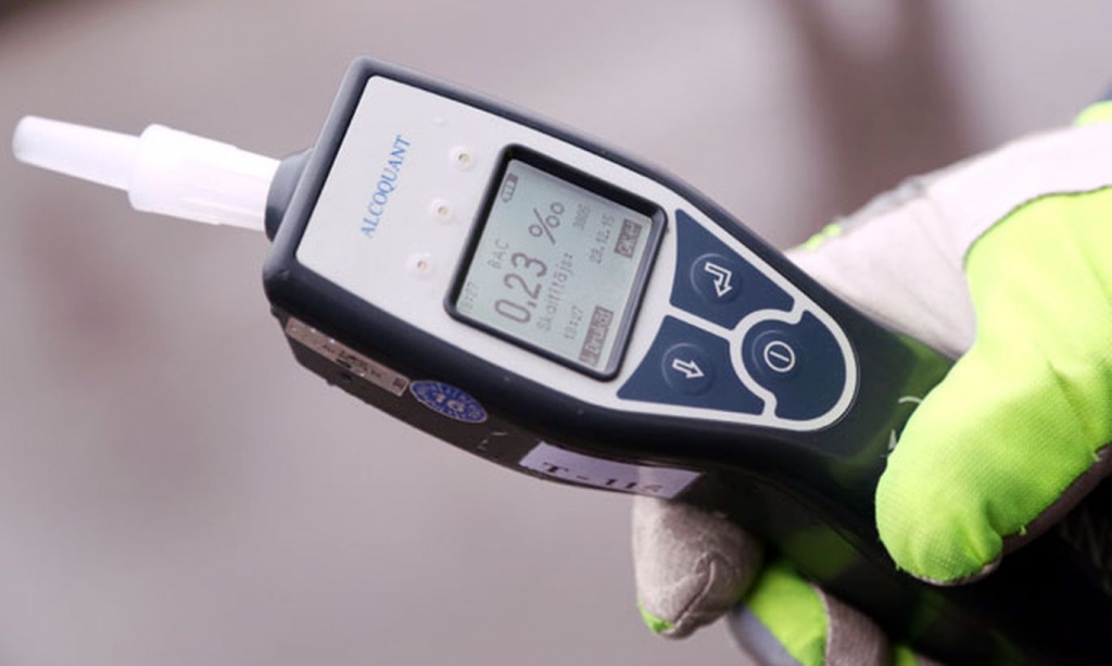 Pirms brauc — pārliecinies! Alkometrs ļauj ātri un precīzi noteikt promiļu daudzumu asinīs.
Autors: Edija Pālēna foto