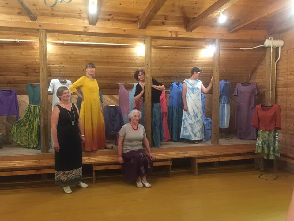 Andreja Pumpura Lielvārdes muzejā šonedēļ atklāta tekstilmākslinieces Baibas Vaivares vadītās Skrīveru tekstilstudijas “Putnukalns” dalībnieču darbu izstāde “Galdauta otrā dzīve jeb skaistās kleitas”, kas apskatāma līdz jūlija beigām. Izstādē redzamie divi desmiti tērpu tapuši, izmantojot vairs nelietotus galdautu audumus, lina dvieļus un tamborētas sedziņas. Katram tērpam savs stāsts. Audumi pārkrāsoti, un lina spīdums ar jauno toni veido savdabīgu auduma faktūru. Tērpi papildināti gan ar izšūtām, gan tamborētām detaļām un rotājumiem.