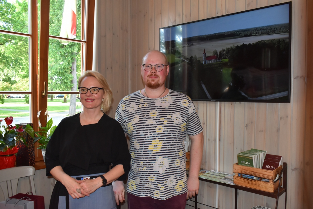 Gaidām ciemos! Biedrības “RADI Jaunjelgavā” dibinātāja, tūrisma informācijas centra Jaunjelgavā vadītāja Kristīne Kalēja ar dēlu Eduardu.