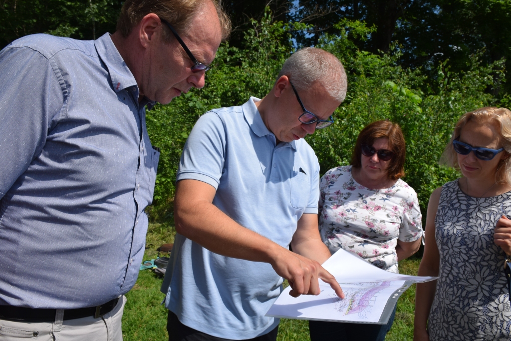 Darbu plānots paveikt šogad. Daugavas krasta stiprināšanas projekta autors Pēteris Blumats (vidū) rāda Kokneses novada domes izpilddirektoram Ilmāram Klaužam (pa kreisi) darbu plānu, piebilstot, ka visus pamatdarbus paredzēts veikt šogad, vien labiekārtot varētu nākamgad.