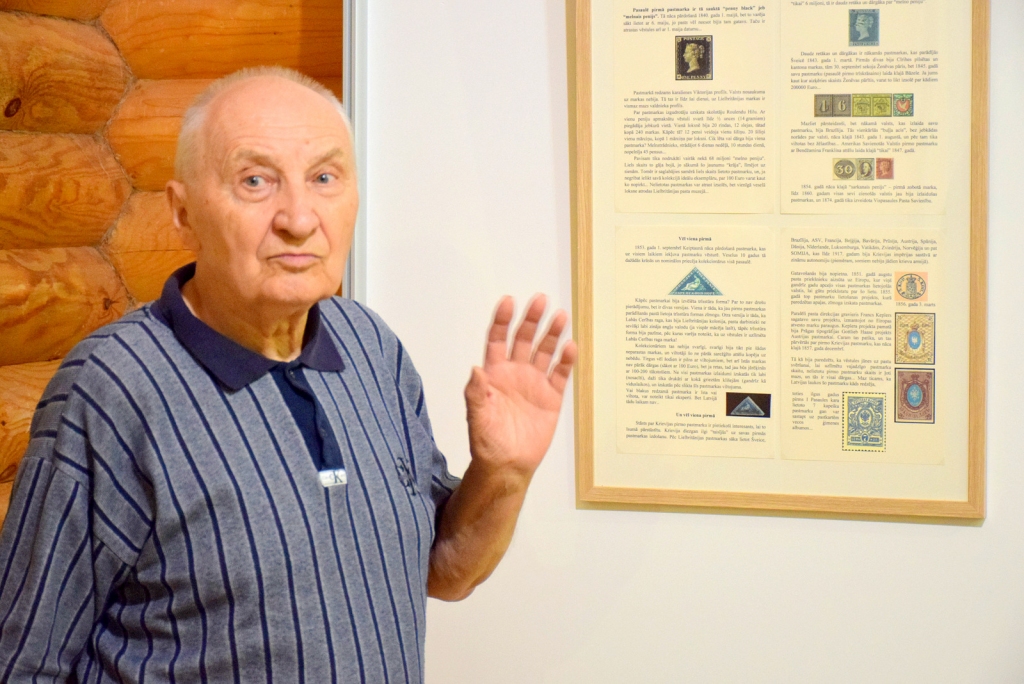 Aizrautīgi par pastmarkām. Izstādes atklāšanā daudziem vēl nezināmus faktus par pasaules un “Latvijas pasta” darbu pavēstīja daudze­sietis Eduards Lavrinovičs.