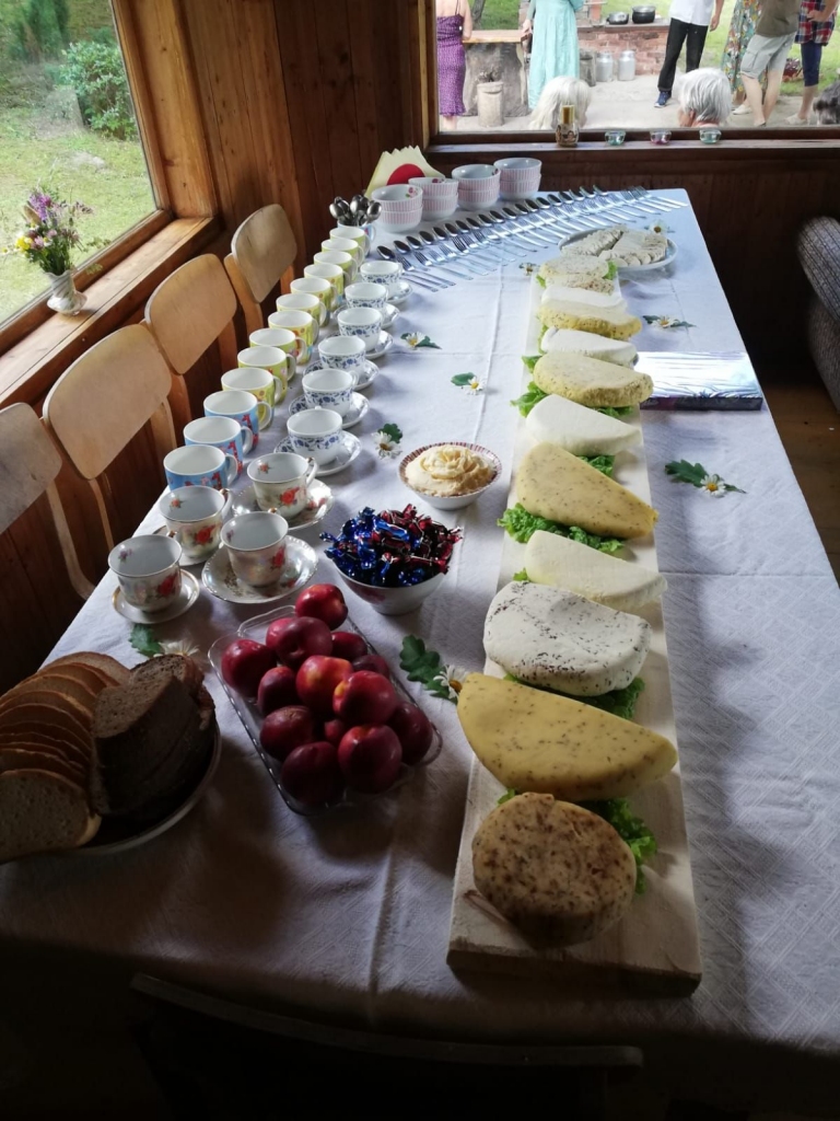 Vijas Ločas sietos sieruS nobaudīja gan meistarklases dalībnieki, gan tie tika doti līdzi ciemkukulim mājās palikušajiem.
Autors: no Žannas Miezītes albuma