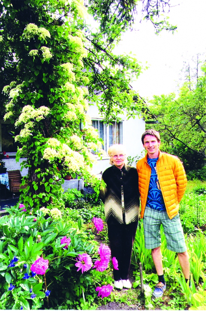 Aug un zied. Aijas kundze no Pļaviņām ar krustdēlu Māri pie savas kāpelējošās hortenzijas.
Autors: Liene Mertena