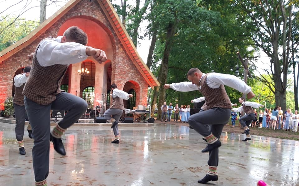 PĒTERDIENAS KONCERTĀ jaunajā Kurmenes estrādē arī šogad skatītājus iepriecināja dejotāji.
Autors: Dace Janeka